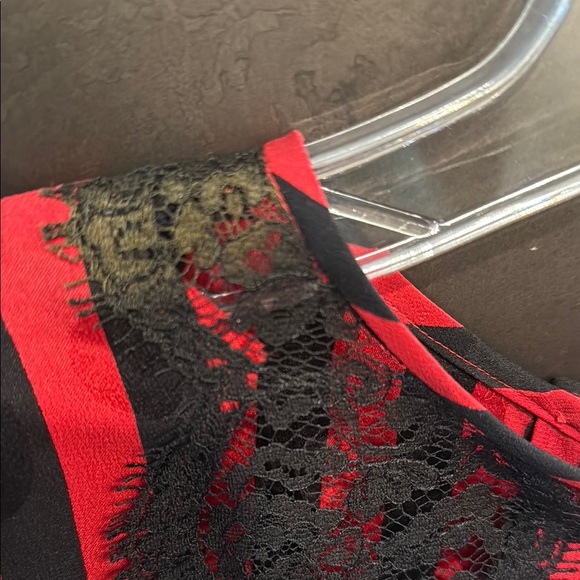 Oscar de la Renta Red and Black Boxy Blouse with Lace Trim Vintage 100% Silk - Picture 5 of 7